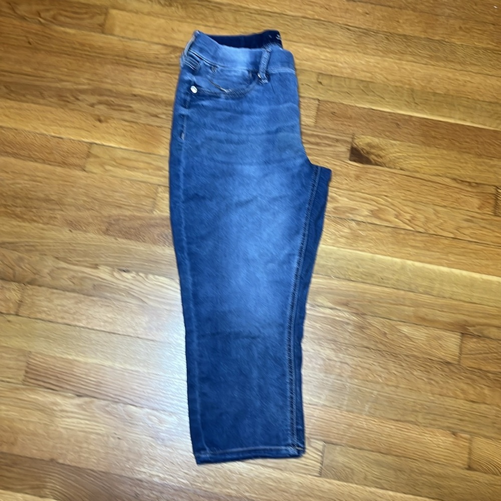 Seven7 pull on Capri jeans. Stretchy and super comfortable - Picture 6 of 6